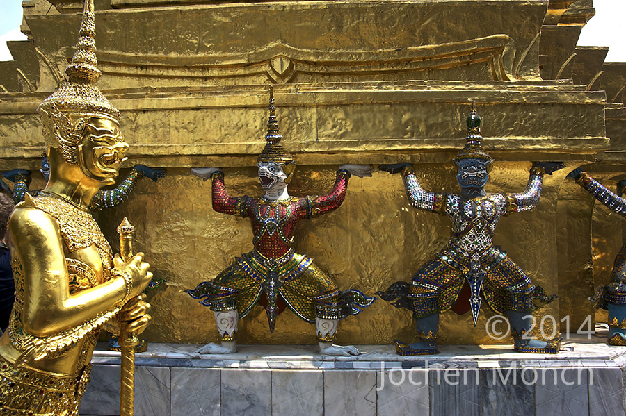 Bangkok - Grand Palace, hunderte von kleinen Fabelwesen schmücken die Chedis