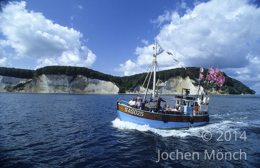 Rügen - Ausflugskutter vor den Kreidefelsen