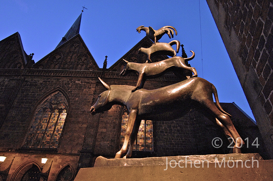 Bremer Stadtmusikanten bei Nacht