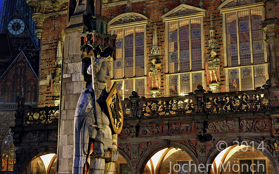 Bremer Roland mit Rathaus bei Nacht